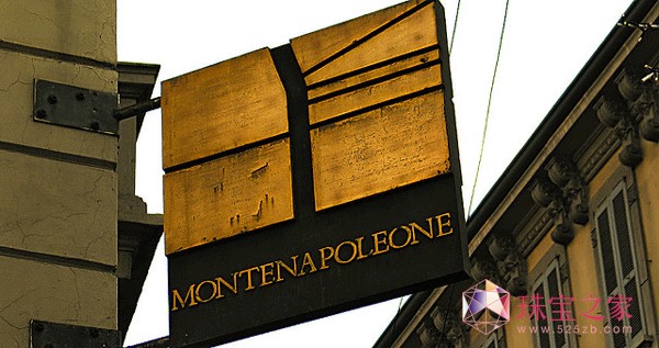 Ɓ(Via Montenapoleone)